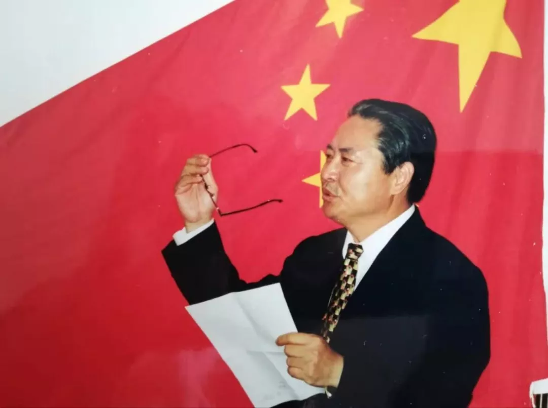 传奇！山东这个男人：从山区走出，担任外交官，还荣立二等功！