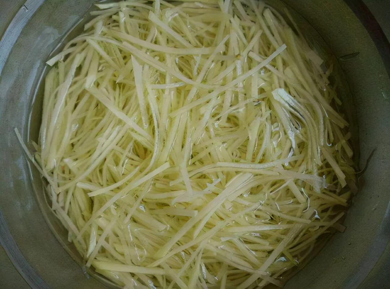 才知道，炒土豆丝的做法有这么多诀窍，怪不得饭店做的那么好吃