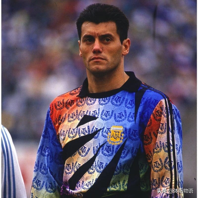 门将:戈耶切亚(12号)2019年他与结婚30多年的妻子离婚,娶了一位26岁的