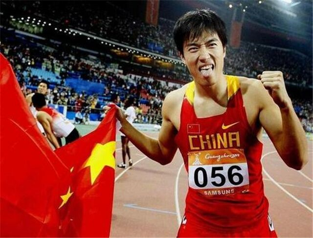 110米栏催泪一幕！刘翔封神纪录再现奥运赛场，17年后仍笑傲东京