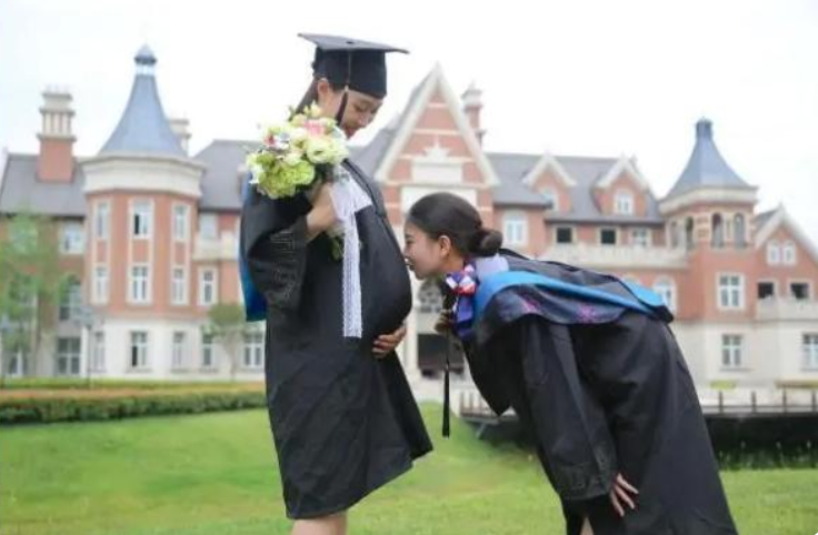 女大学生“怀孕”现象接连不断，辅导员道出原因，别不以为意