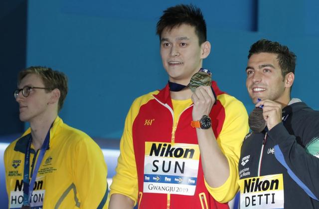 国际泳联有领奖台违规遭禁赛先例，但澳大利亚游泳队表示无法接受