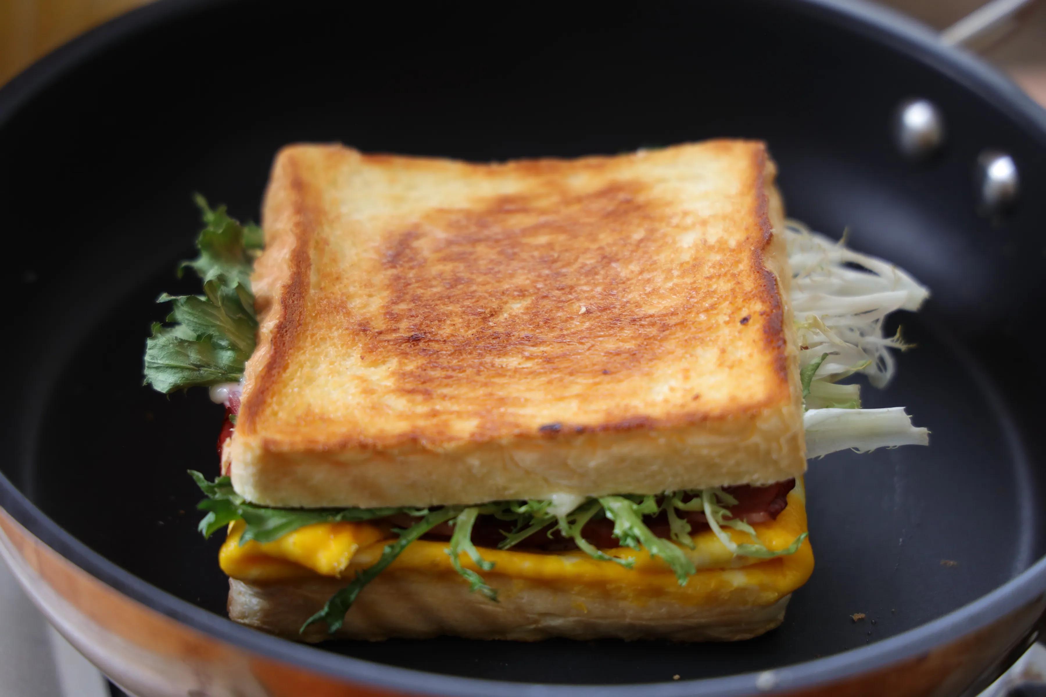 早餐不知道吃什么？那就来一片三明治吧！营养健康，关键很快手