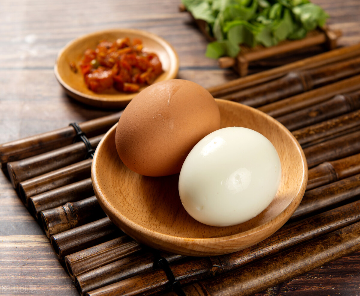 煮鸡蛋不能只用清水，再多放2味调料，煮出来鲜美香嫩好剥壳