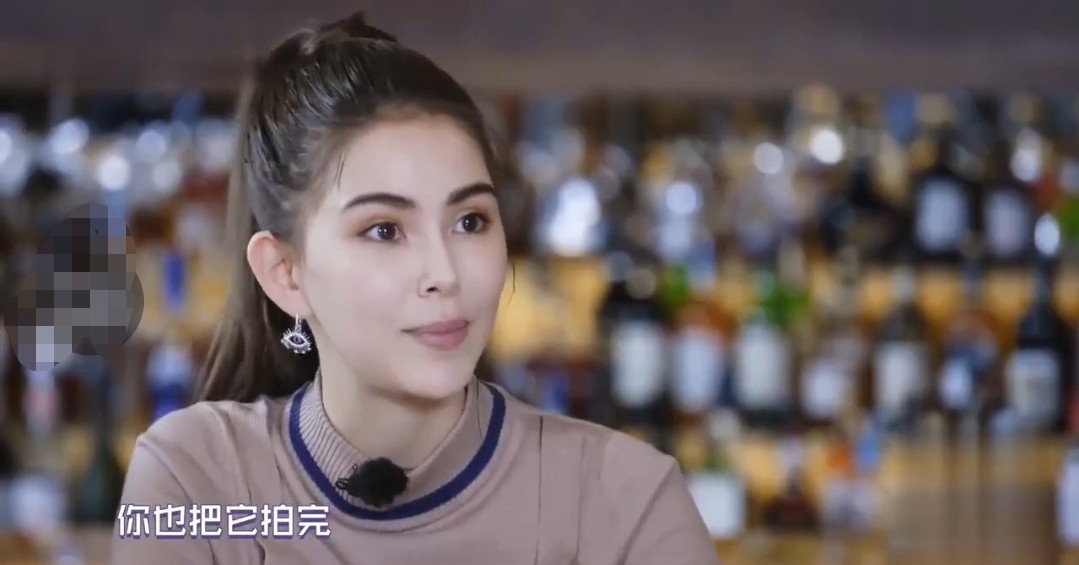 昆凌被曝摔倒头受伤，紧急取消隔日行程，周杰伦贴心陪伴
