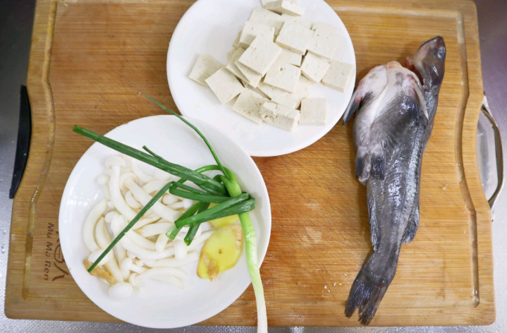 黄骨鱼豆腐汤好喝有窍门，简单营养刺又少，大人孩子都喜欢