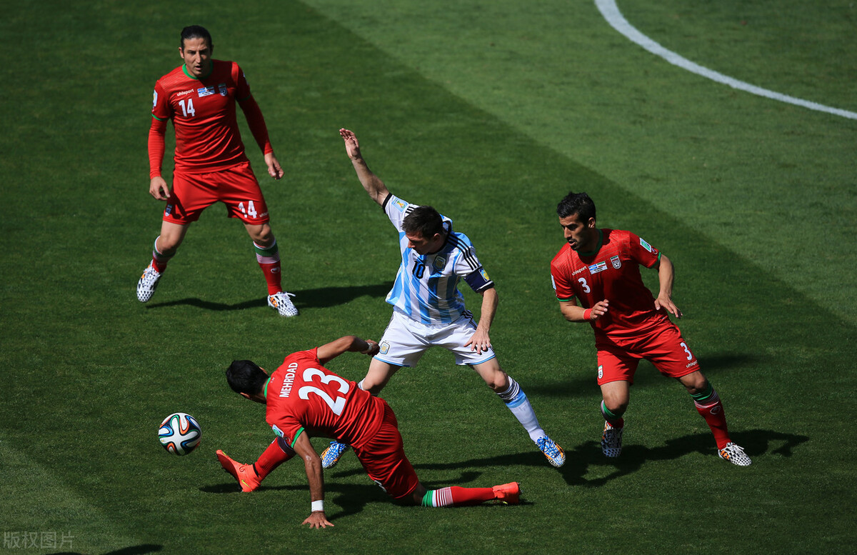 足球的防守方式都有哪些(三种防守阵型,从5后卫的摆大巴到4-4-2,其中