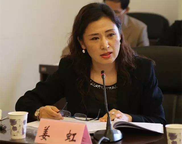 她是高颜值的大学校长，集能力和气质于一身，网友：这位校长漂亮