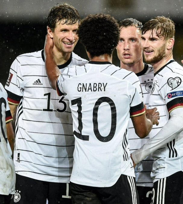 世界杯2022德国队(德国队世预赛打卡晋级全球第一！弗里克2022年世界杯比勒夫强吗？)