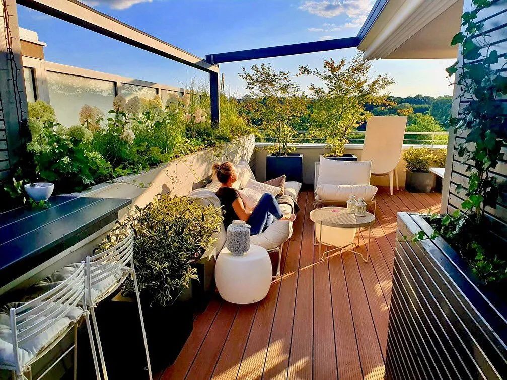 屋顶花园的设计,为热爱园艺的人开辟了新的休息,娱乐活动的场所,同时