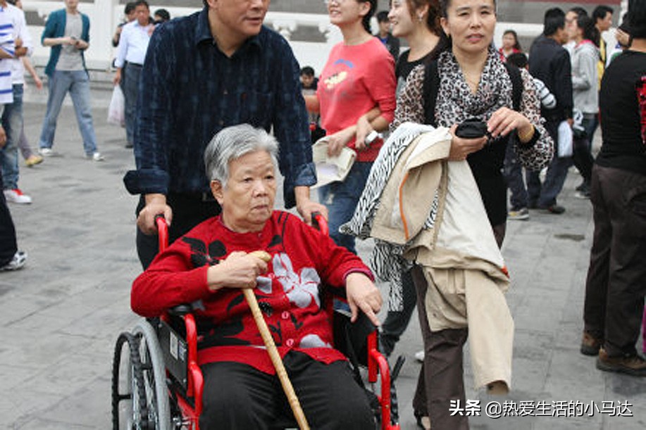 家有长寿老人，对子女是福还是祸？一位65岁的退休大妈说出真心话