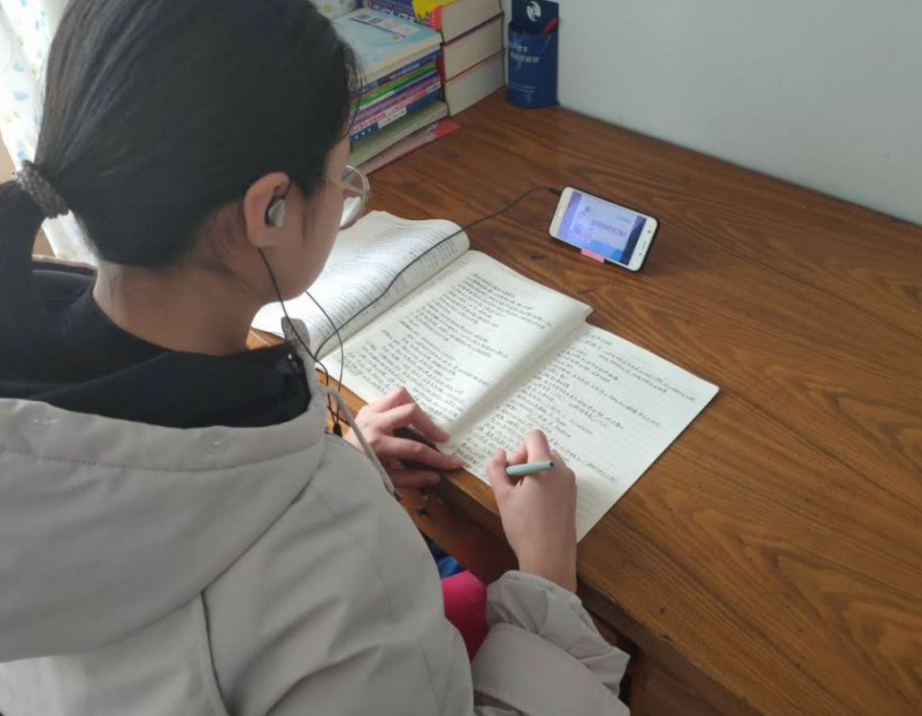 陈学冬上网课被曝，学习环境堪称“家徒四壁”，这才是值得追的星