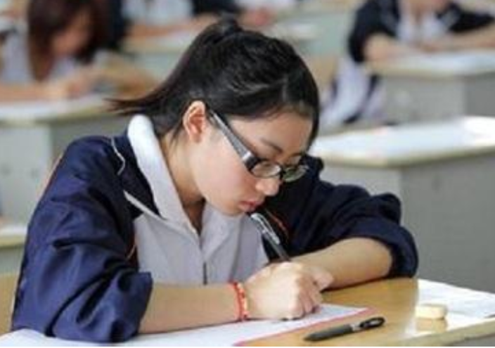 高考满分作文《酒》，全篇一个酒字没写，却有了让人沉醉的感觉