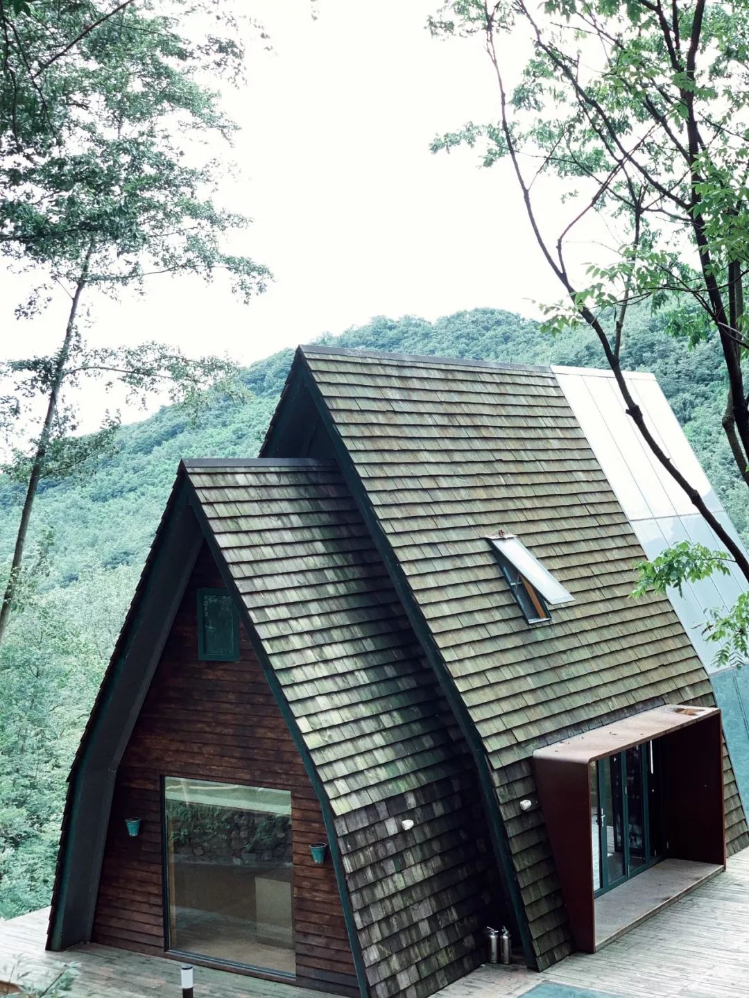 半山隐庐的前身是半山公社,由一个痴迷于老电影机的收藏家,专门为了