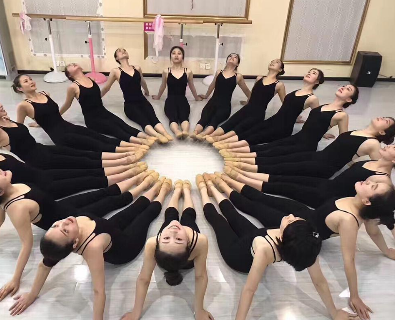 女大学生宿舍关系有多复杂？6人宿舍12个群，校园版“甄嬛传”？