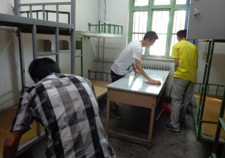 一学院试行“男女混住”，“谜之操作”惹怒家长，出问题谁负责？