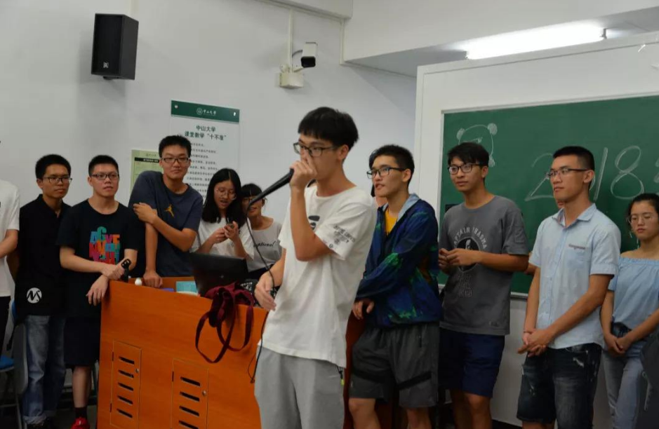 大一新生开学，应如何自我介绍，导员：做到两说两不说准新生注意