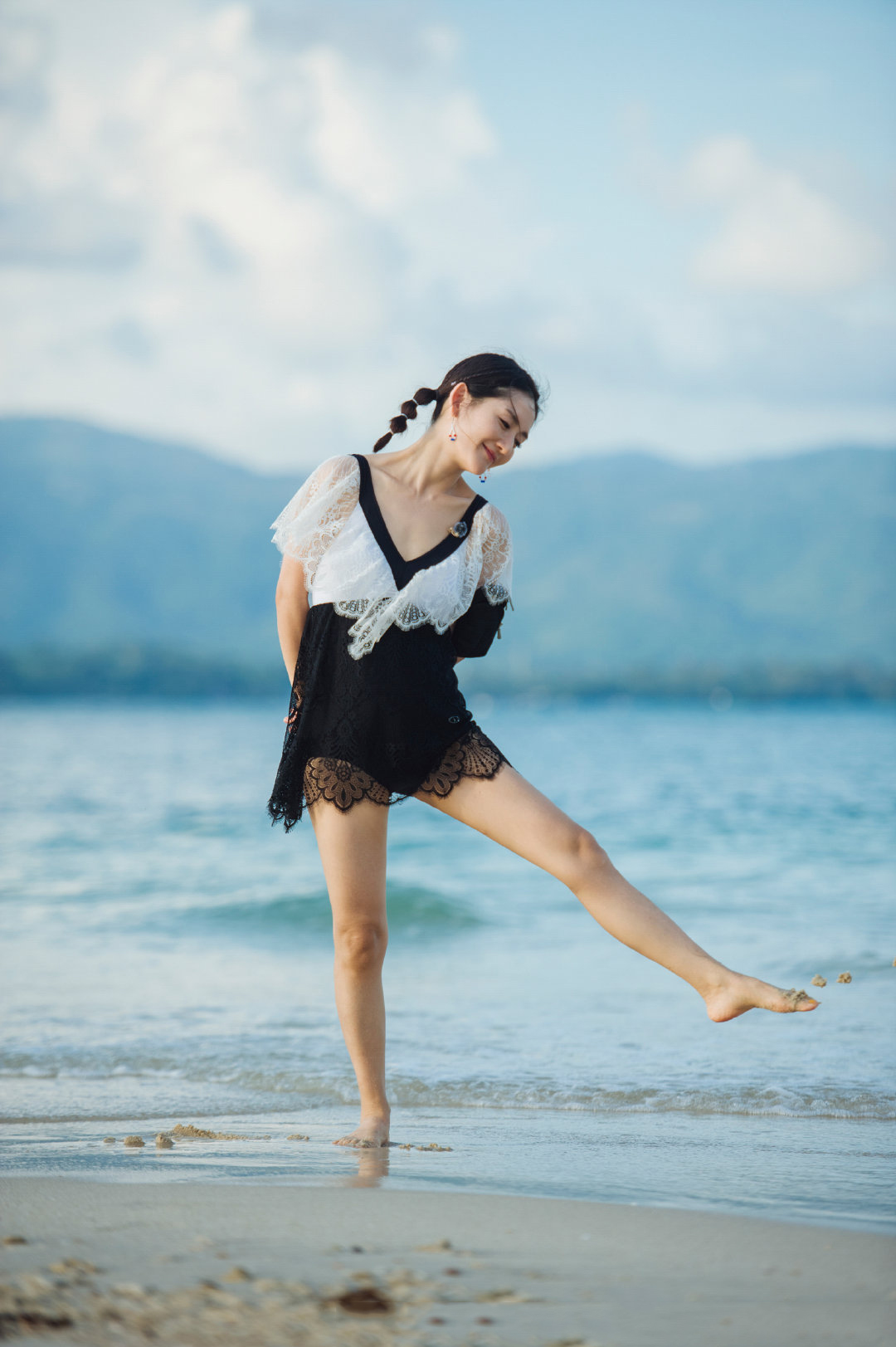 谢娜的产后身材有多好?海边深v短裙写真告诉你,性感迷人