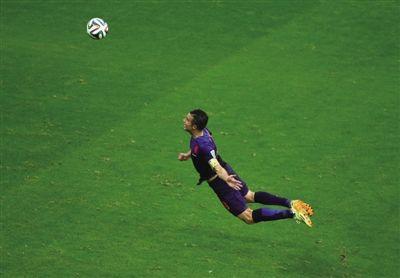 罗宾·范佩西退役（谁敢横刀立马！再见那个橙衣飘飘的年代 范佩西正式退役）