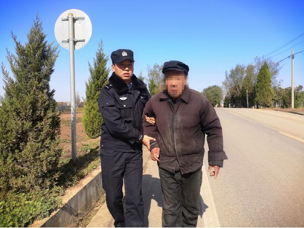 老人不慎摔倒 武功民警将老人扶起并送其回家