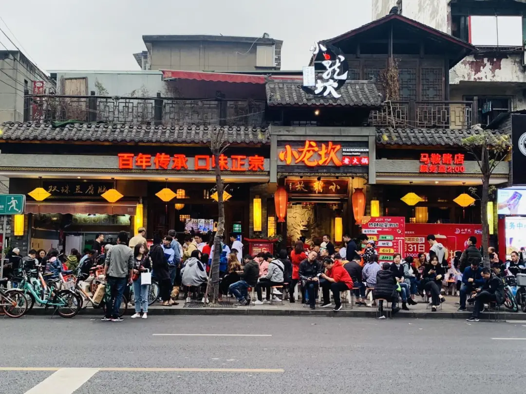 连上三年央视黑榜，一号难求！四川最没底线网红店，为何越骂越火