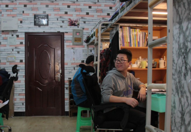 凡尔赛式晒大学宿舍走红，空调独卫是标配，堪称行走的招生简章