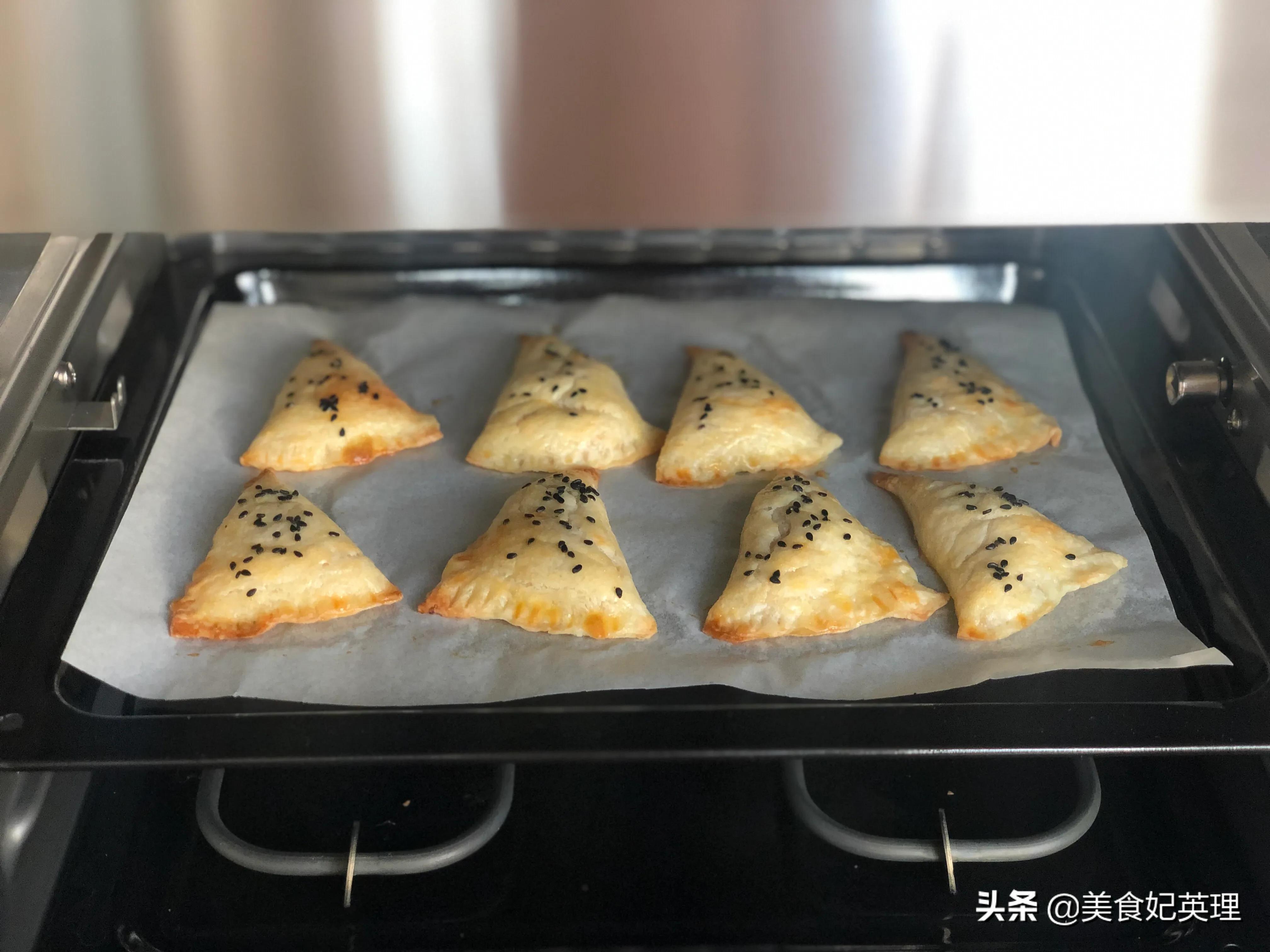 儿子最爱吃这甜品，香甜香蕉馅儿夹心，外皮酥掉渣，自己做超简单