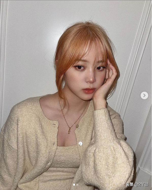 欧阳娜娜晒最新春日写真，挑战玫瑰金发色，青春靓丽，少女感十足