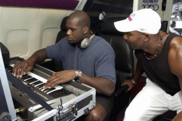 nba球员为什么要坐下来（揭秘NBA球星坐飞机都在干啥！姚明很安静 罗德曼本性难移）