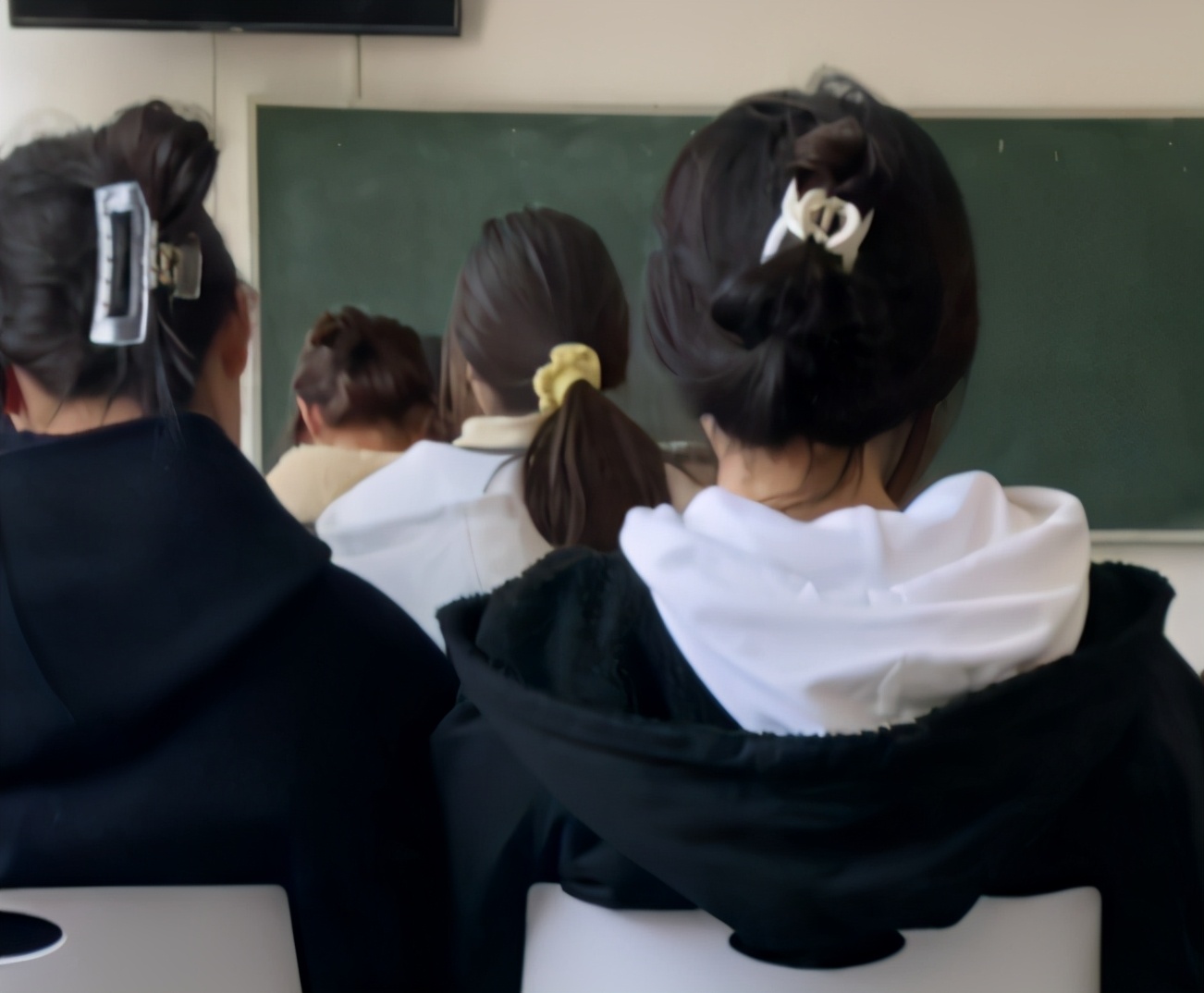 当代女大学生发型鉴赏，自以为引领潮流趋势，实则更像70后大姨