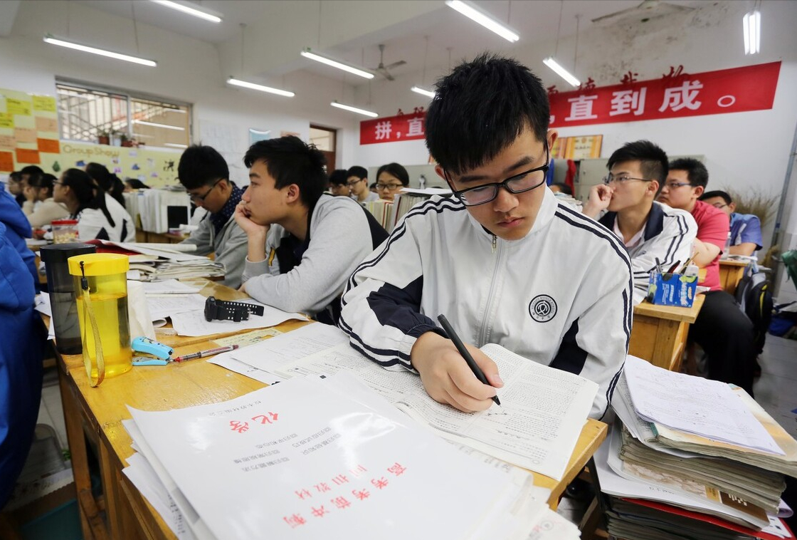 江苏35名学霸提前被清北录取，28人来自同一中学，为何如此优秀