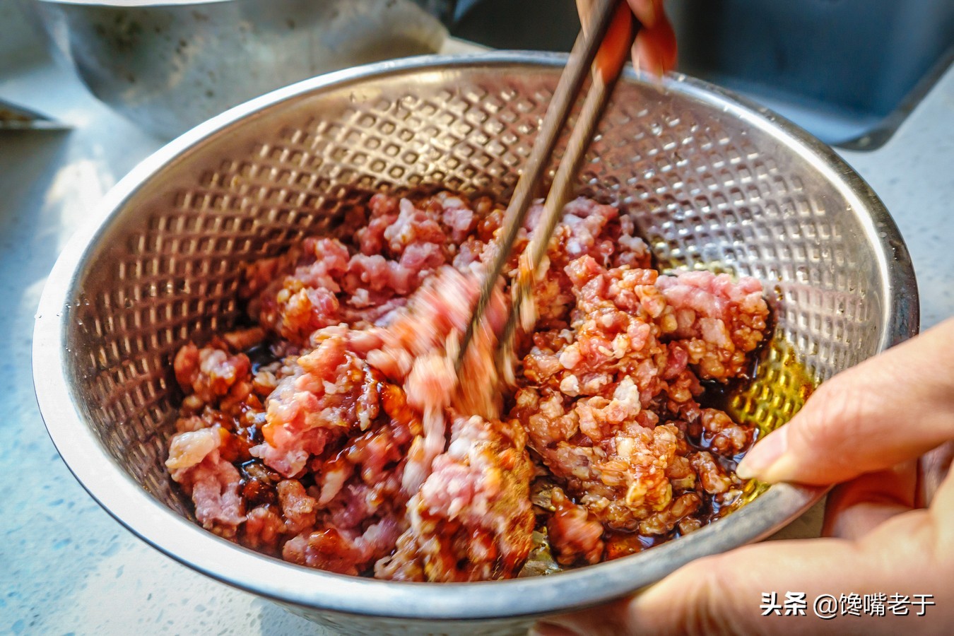 过年包肉馅饺子，牢记加1水2黑和2油，肉馅鲜嫩多汁，喷香喷香