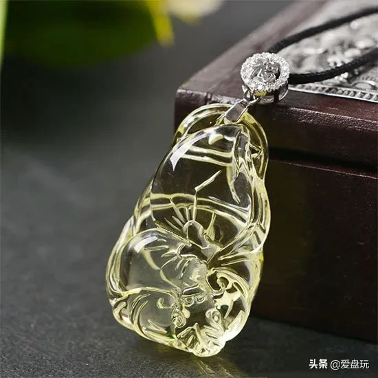 一条红蜜蜡,卖1万?玩友:咋瞅着像豆腐乳成精