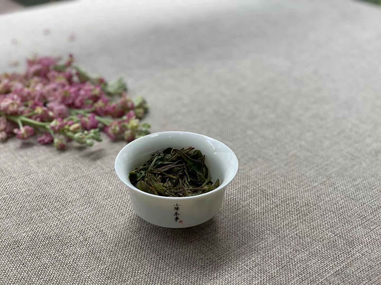 新茶和老茶、春茶和秋茶、散茶和饼茶，白茶的分类你都了解吗？