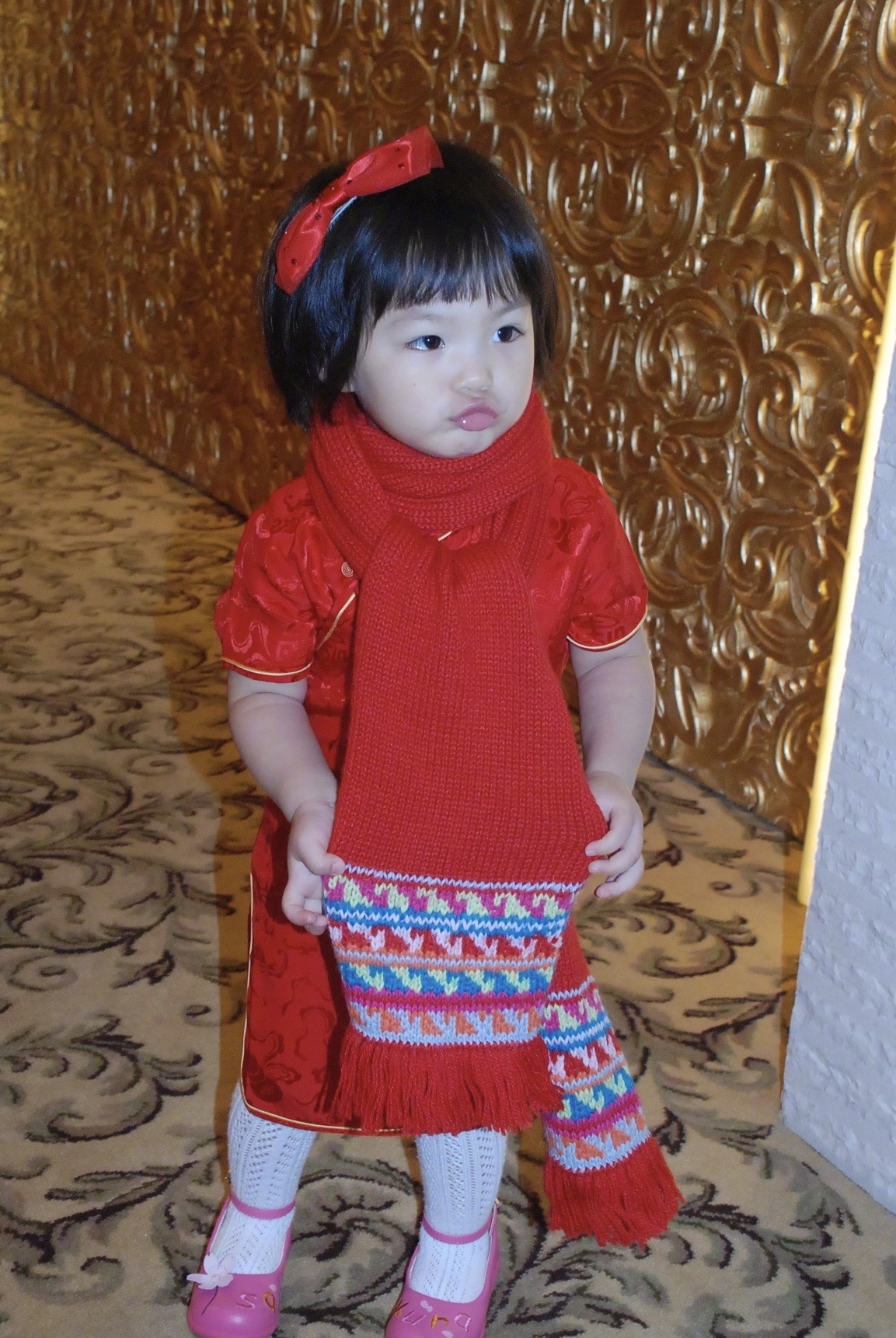 儿童旗袍丝袜图片大全(李湘晒多年前旧照，王诗龄穿红色旗袍配红色围巾，从小就像洋娃娃)