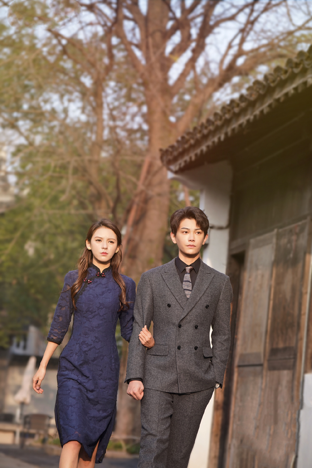 蓝色蕾丝旗袍图片(《韫色过浓》甜蜜热播,张予曦复古造型好美,蓝色