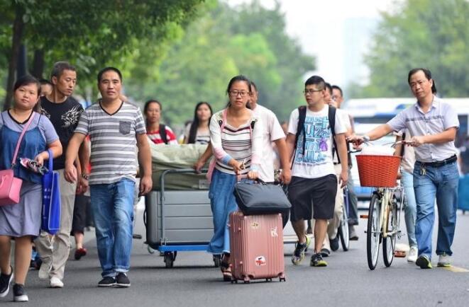 大学生放着一年800的宿舍不住，却在校外花1万2租房，原因很无奈