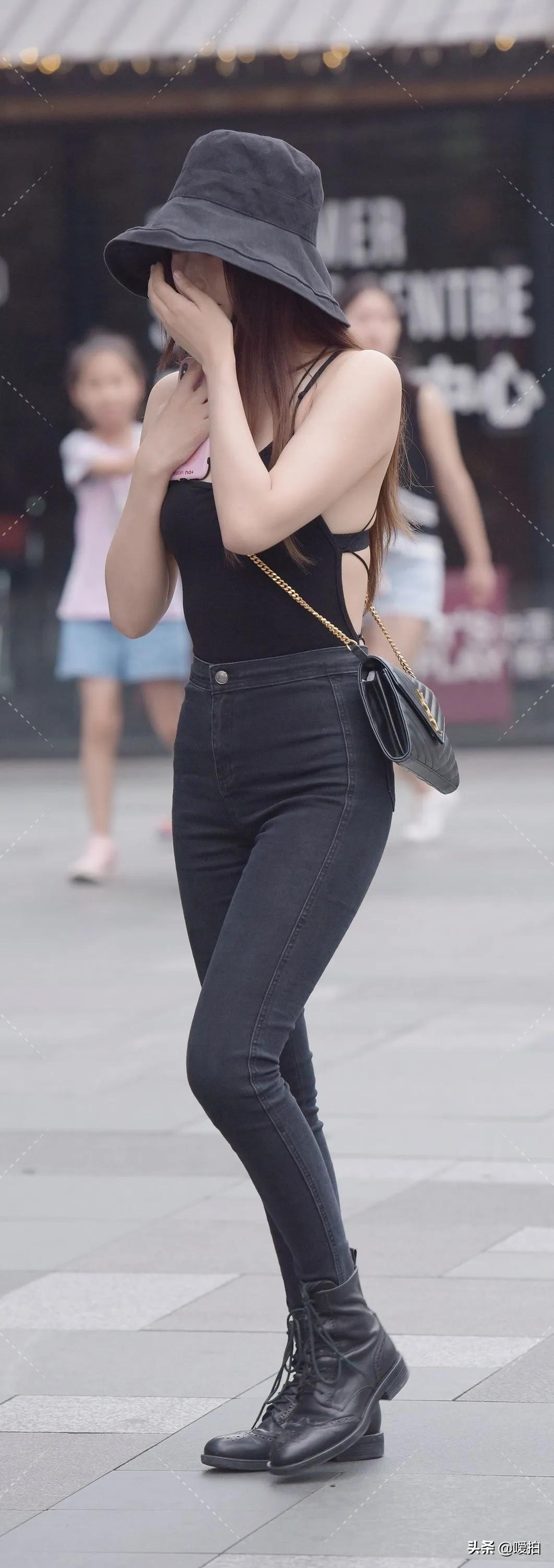街拍；紧身牛仔裤修长双腿的小姐姐