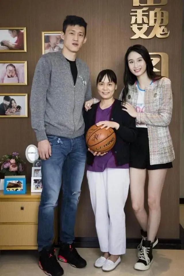 周鹏为什么不打nba(广东队在各省抢人吗？周鹏说哥没开玩笑吧！我都把户口迁来广州了)