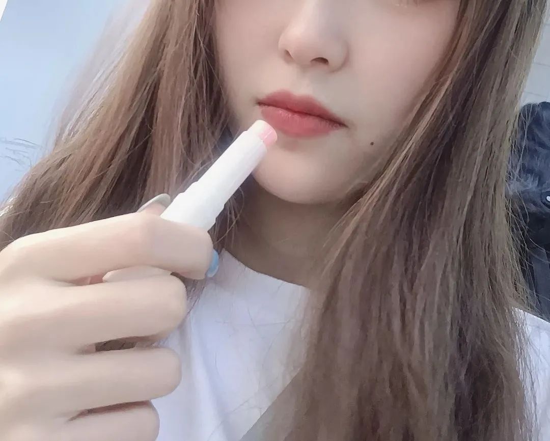 号称“唇纹小熨斗”，德国凡士林润唇膏，一抹死皮干纹都不见