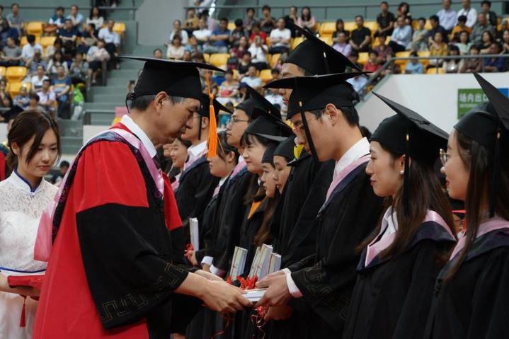 毕业前恢复寝室原貌，还收到入职“护身符”，这所高校职前教育真硬核！