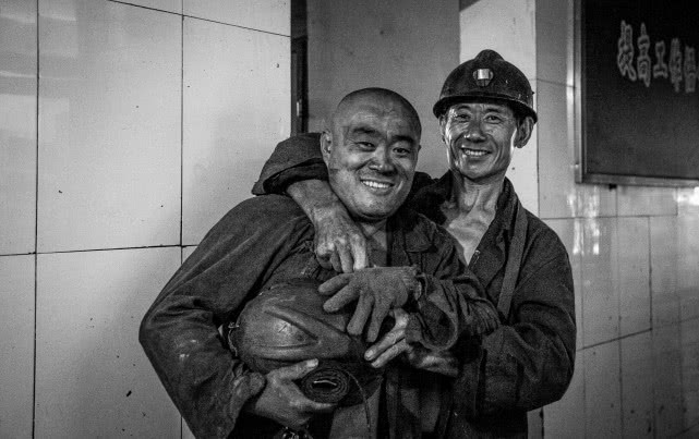 矿山图片(他两年跟拍山东煤矿场工人，没患上“矽肺”就算得上是幸运)