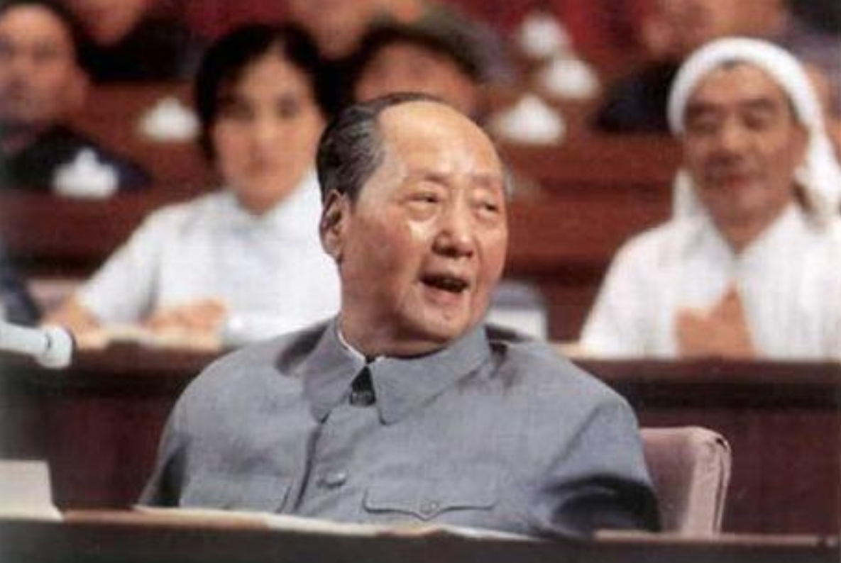 毛主席逝世后，叶剑英当即给全军下了命令：全军进入一级战备状态