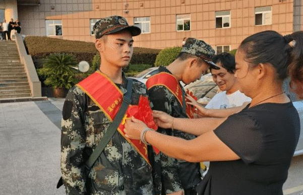 大学生在校期间当兵，和毕业后入伍有啥不同？提前了解不吃亏