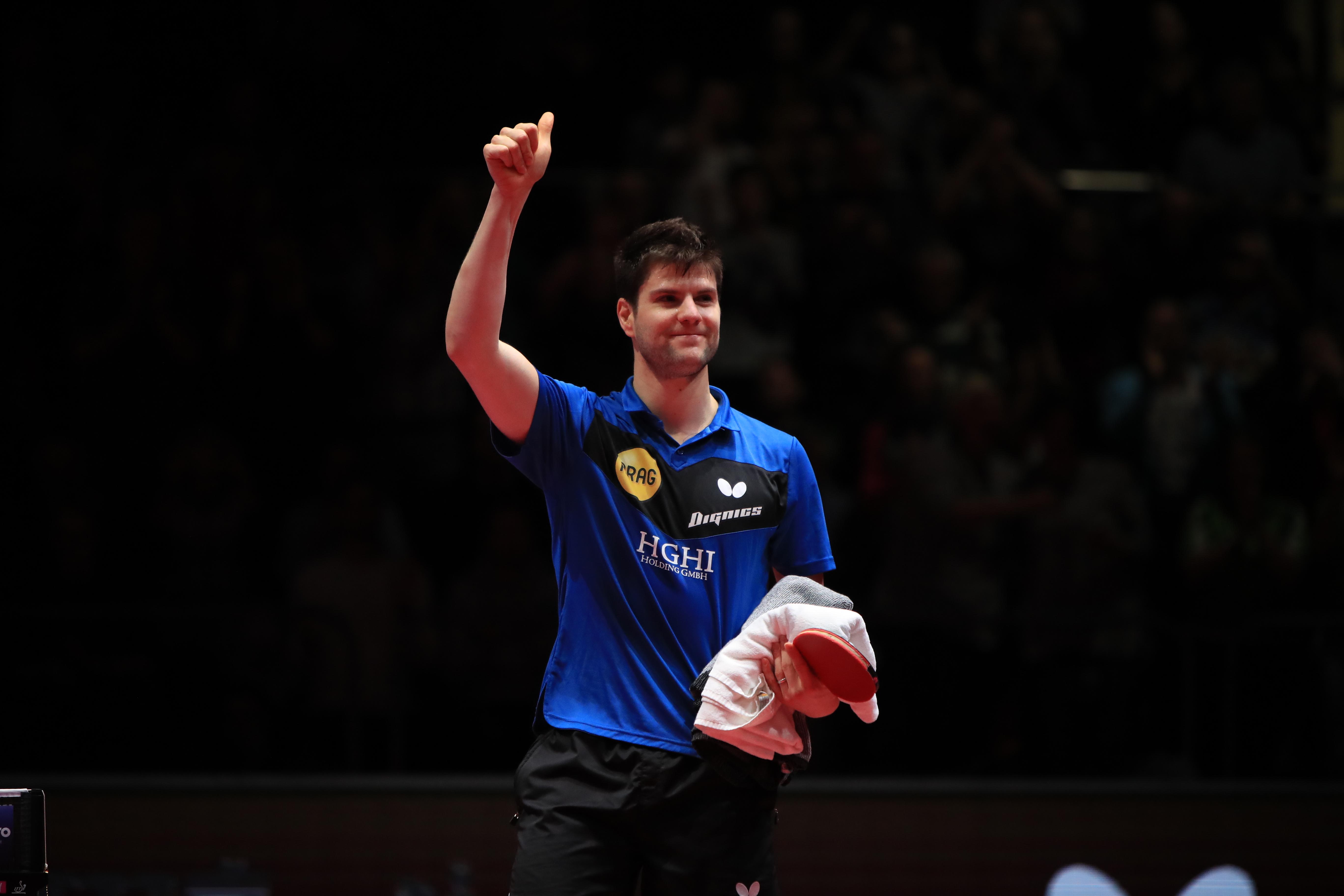 乒乓球小刀的横拍握法(慢镜头学习奥恰洛夫砍式发球,谈乒乓球怎样练