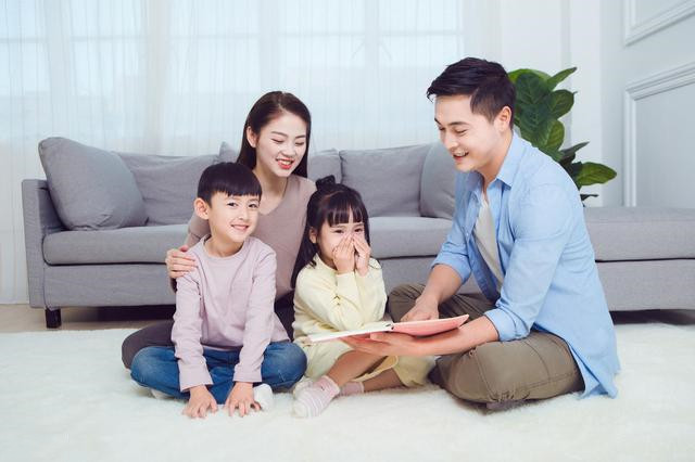 龙凤胎出生20分钟，妹妹就夺走哥哥“初吻”，网友：画面太暖心