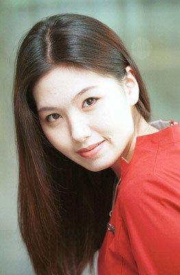 沦为性玩物的女大学生（女星被迫陪高管）