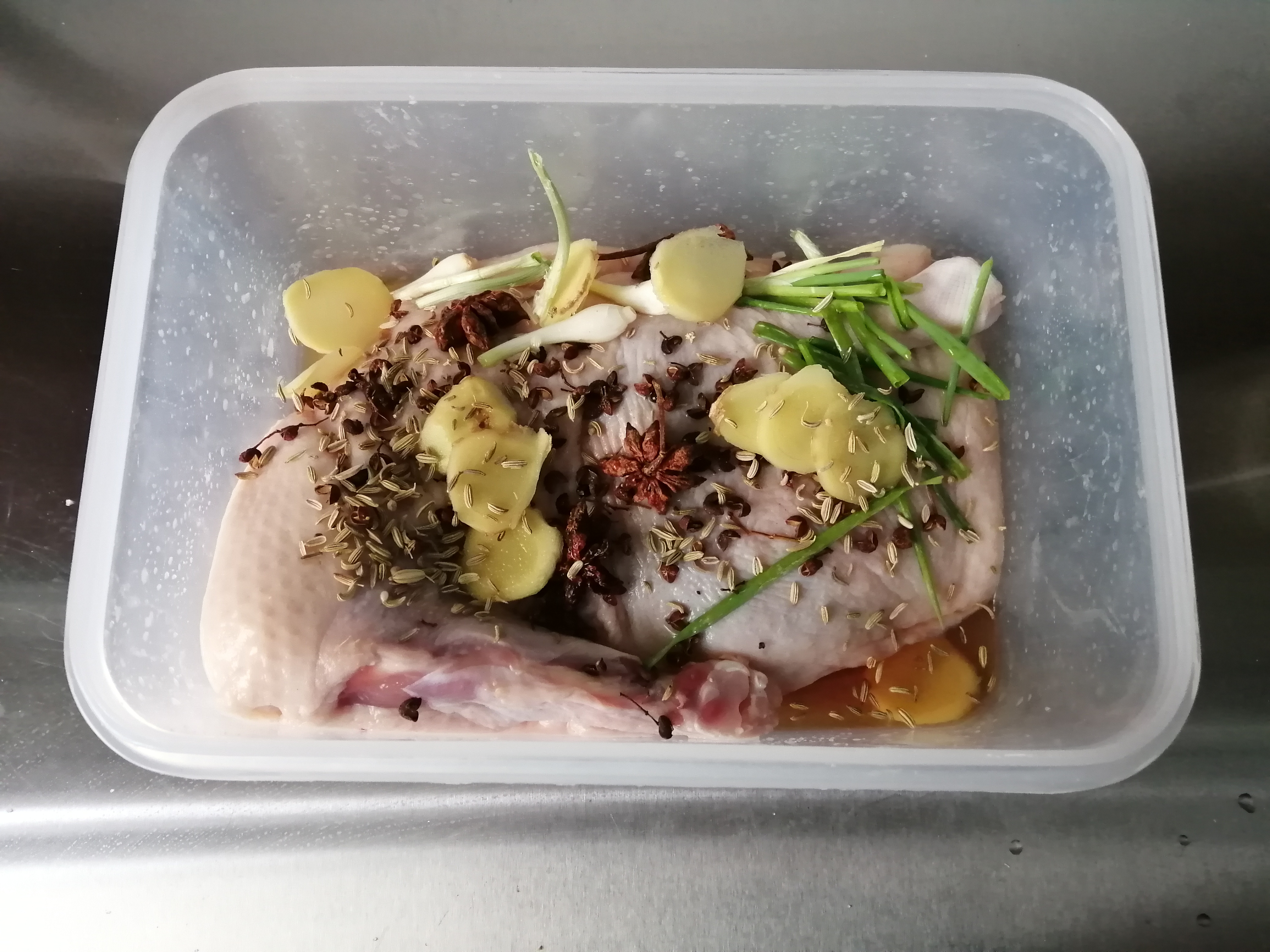 想吃脆皮烤鸭不用去饭店，这样做方法很简单，皮脆肉还嫩，真香