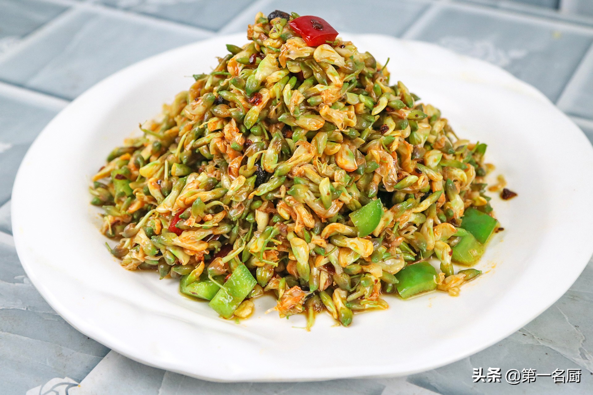 那个年代的槐花是救命的粮食,到了现在,槐花却成为了一道美食端到了