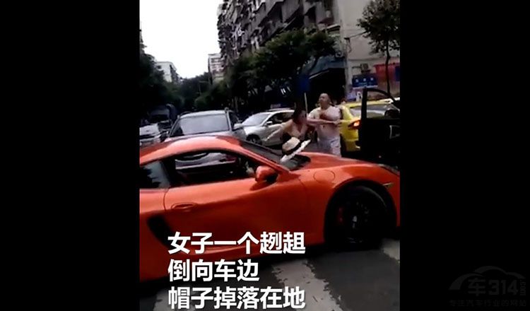 知情者称保时捷女已不敢在小区停车，知名律师解读警察老婆做土石方生意违规吗？